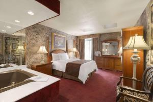 Letto o letti in una camera di Travelodge by Wyndham Niagara Falls Fallsview