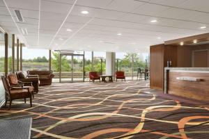 un atrio di un ufficio con un tappeto sul pavimento e delle sedie di Travelodge by Wyndham Niagara Falls Fallsview a Niagara Falls