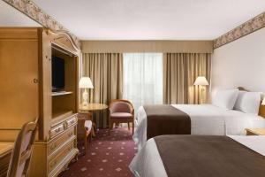 Letto o letti in una camera di Travelodge by Wyndham Niagara Falls Fallsview