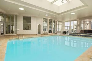 una grande piscina con acqua blu in un edificio di Travelodge by Wyndham Niagara Falls Fallsview a Niagara Falls