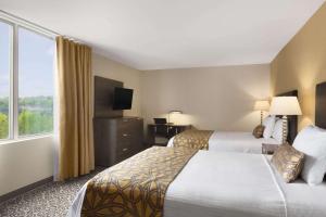Letto o letti in una camera di Travelodge by Wyndham Niagara Falls Fallsview