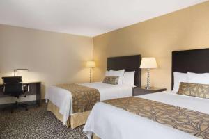 Letto o letti in una camera di Travelodge by Wyndham Niagara Falls Fallsview