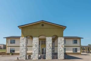 un edificio con pilares delante de él en Knights Inn Greenville, en Greenville