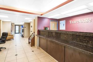 Lobby o reception area sa Travelodge by Wyndham Romulus Detroit Airport