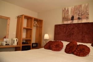 A bed or beds in a room at Castle Green Bed and Breakfast 