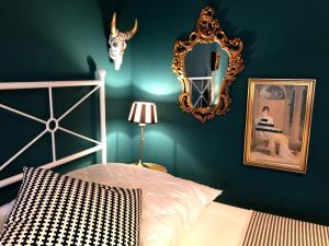 Un dormitorio con una cama y un espejo en la pared. en LE-Style! Leipzig Zentrum, en Leipzig 2 fotos más