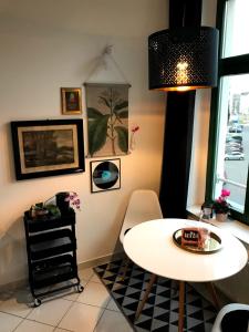 a dining room with a white table and a window at LE-Style! Leipzig Zentrum in Leipzig