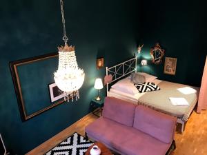 Un dormitorio con una cama y una lámpara de araña. en LE-Style! Leipzig Zentrum, en Leipzig