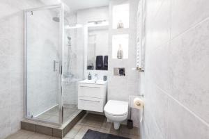 Ένα μπάνιο στο MW apartments