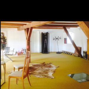 una habitación con una silla, una mesa y un poste en Pension Kunsthof Dahrenstedt en Dahrenstedt