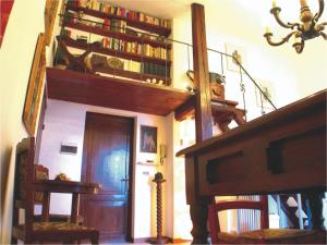 Perpustakaan di rumah tamu ini