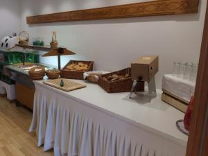 une boulangerie avec un comptoir avec des paniers de pain dans l'établissement Garni Schneeburghof, à Tirolo