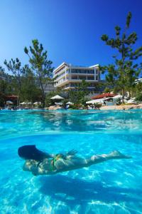 Bazén v ubytovaní Amfora Hvar Grand Beach Resort alebo v jeho blízkosti