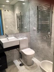 łazienka z białą toaletą i umywalką w obiekcie Precioso piso con unas vistas increíbles w mieście Benidorm +25 zdjęć