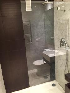 łazienka z umywalką, toaletą i prysznicem w obiekcie Precioso piso con unas vistas increíbles w mieście Benidorm