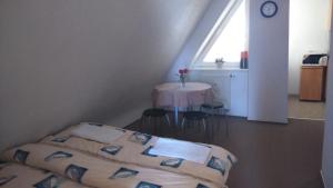 - une chambre avec un lit, une table et une fenêtre dans l'établissement Aparman Čakanka, à Donovaly