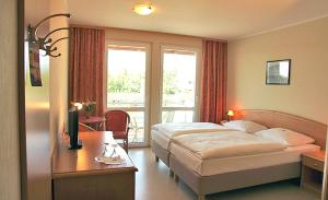 Tempat tidur dalam kamar di Hotel zur Brücke