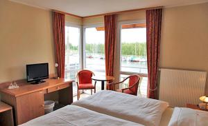 Łóżko lub łóżka w pokoju w obiekcie Hotel zur Brücke