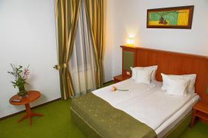 Postel nebo postele na pokoji v ubytování Hotel Palace