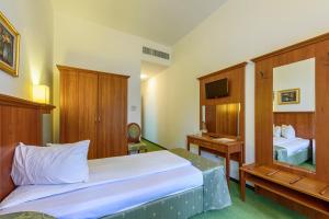 Postel nebo postele na pokoji v ubytování Hotel Palace