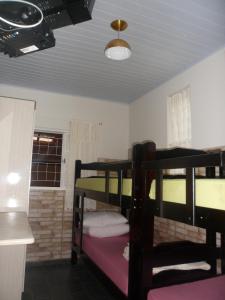 Giường trong phòng chung tại Pousada Tia Lilía