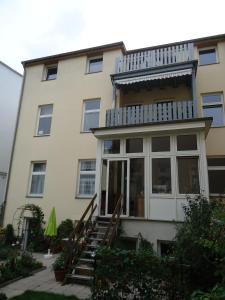 un gran edificio con una escalera delante en Rostock Übernachtung, en Rostock