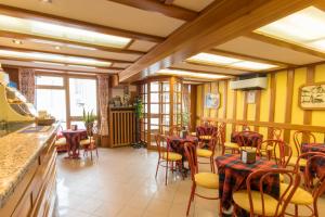 un restaurante con sillas y mesas en una habitación en Hotel Punta Cian en Valtournenche