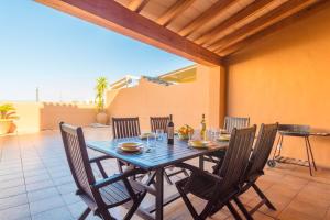 Une table à manger et des chaises sont disponibles sur la terrasse. dans l'établissement Ca Na Nyola, à Montuiri