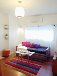 ein Wohnzimmer mit einem Sofa und einem Couchtisch in der Unterkunft Pisos Baires 3 in Buenos Aires