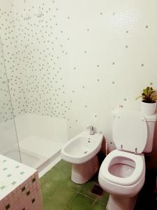 ein Badezimmer mit einem WC, einer Badewanne und einem Waschbecken in der Unterkunft Pisos Baires 3 in Buenos Aires