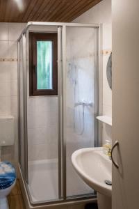 a bathroom with a shower and a sink at freundliches Appartment nahe Messe Düsseldorf in Willich