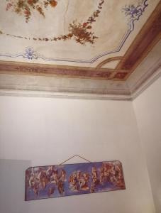 une peinture sur un mur avec plafond dans l'établissement Nashira Rooms, à Florence