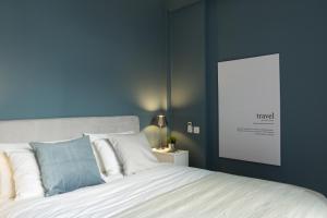 A bed or beds in a room at Chic Flat in the Heart of Athens by UPSTREET