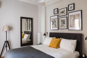 A bed or beds in a room at Chic Flat in the Heart of Athens by UPSTREET