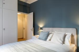 A bed or beds in a room at Chic Flat in the Heart of Athens by UPSTREET