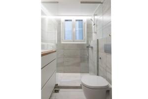 A bathroom at Chic Flat in the Heart of Athens by UPSTREET