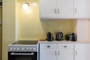 A kitchen or kitchenette at Chic Flat in the Heart of Athens by UPSTREET