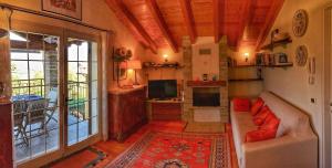 ein Wohnzimmer mit Sofa und Fernseher in der Unterkunft Nicole 2 in Germignaga