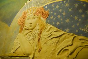 una estatua de una mujer con una corona en la cabeza en Villa Lessing, en Polanica-Zdrój
