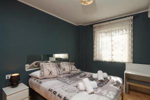 ネルハにあるTu apartamento en Nerja!の青い壁のベッドルーム1室(大型ベッド1台付)