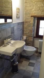 y baño con lavabo y bañera. en Valbuona B&B, en Mercatello sul Metauro