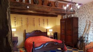アルボワにあるChambre d'hôtes l'Etoile du Bergerのベッドルーム1室(赤い掛け布団付きのベッド1台付)