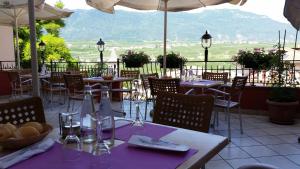 um restaurante com mesas e cadeiras com vista em Hotel Victory em Taio
