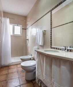 エヴォラにあるPeacock Houseのバスルーム(トイレ、洗面台、鏡付)