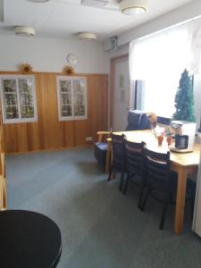 ein Wartezimmer mit Tisch und Stühlen in der Unterkunft Tervolahovi Lappland in Tervola + 12 Fotos