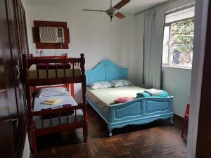 1 dormitorio con 2 literas y ventana en Casa na Ilha, en Río de Janeiro