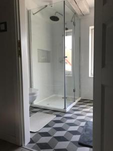 een badkamer met douche en toilet bij MP43 in Ustka +9 foto's