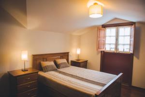 A bed or beds in a room at Casa da Obrinha