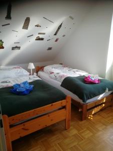 Postel nebo postele na pokoji v ubytování Ferienwohnung "Zur Biene"