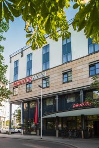 un bâtiment avec un hôtel-musée dans une rue de la ville dans l'établissement IntercityHotel Magdeburg, à Magdebourg